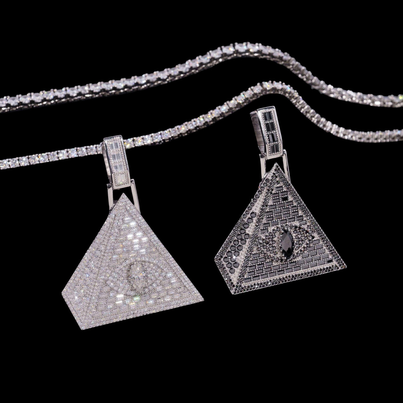 Colgante Pirámide Ojo que Todo lo Ve con Diamante de Laboratorio – Oro de 14k