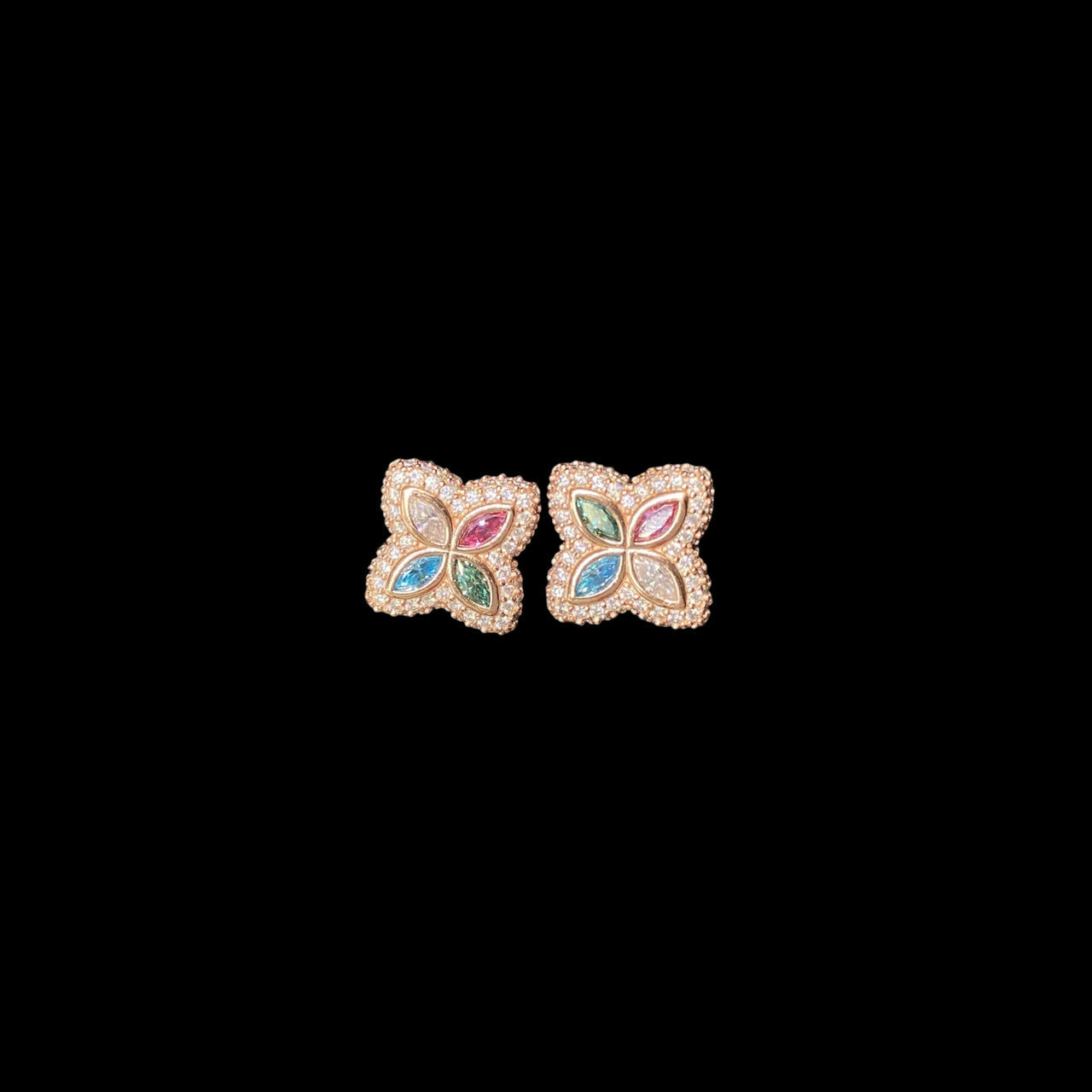 Pendientes de botón con forma de trébol multicolor con diamantes de laboratorio – Oro de 14k