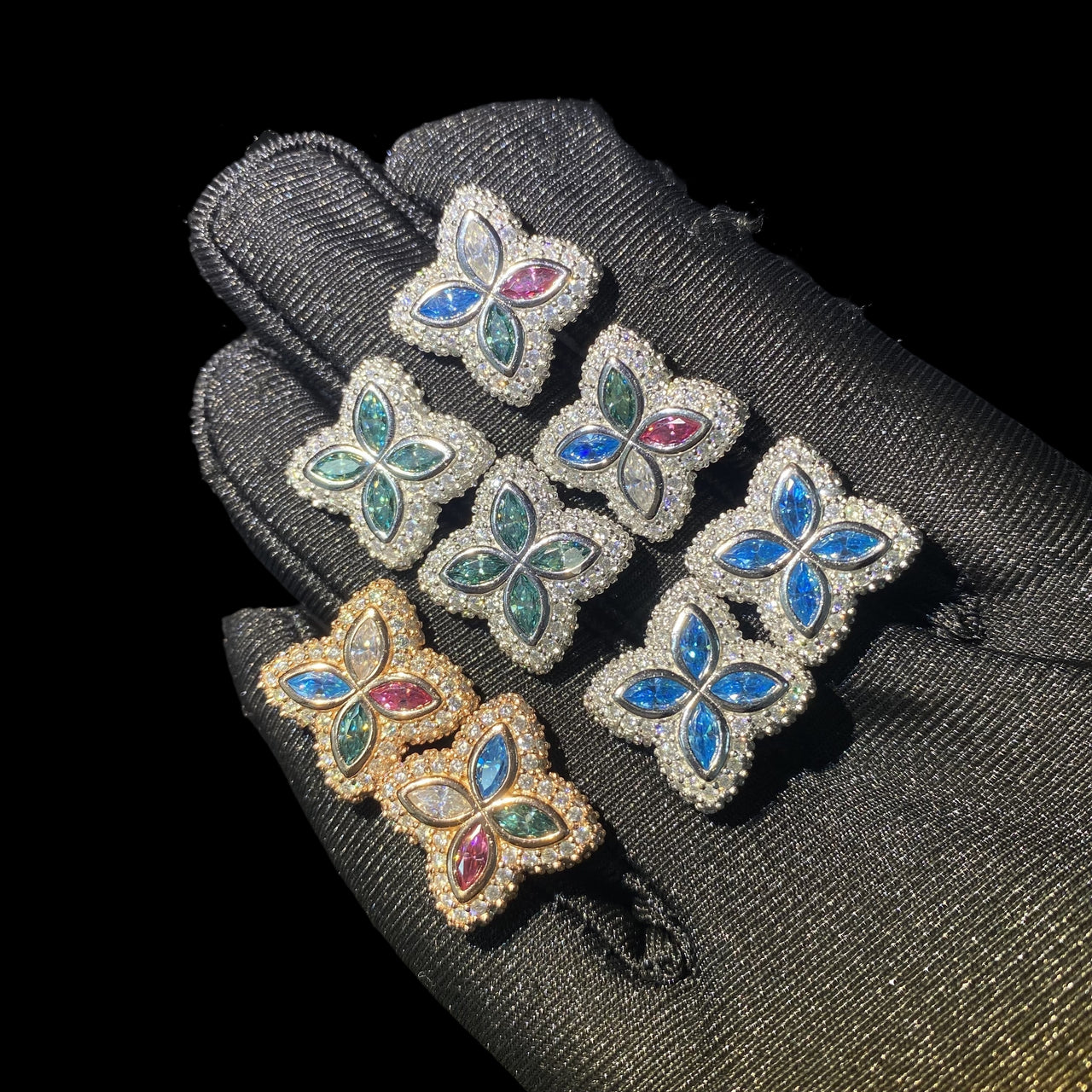 Pendientes de botón con forma de trébol multicolor con diamantes de laboratorio – Oro de 14k